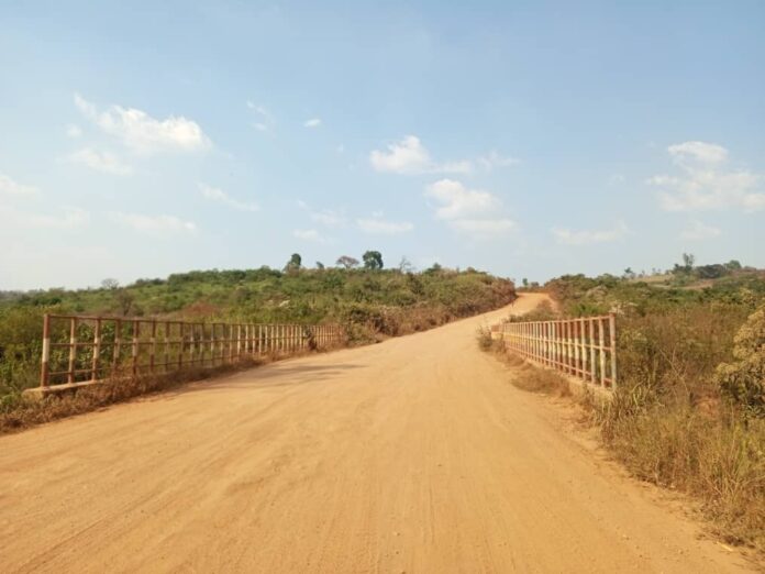 Chantier de réhabilitation routière avec des travailleurs locaux dans le territoire de Mahagi