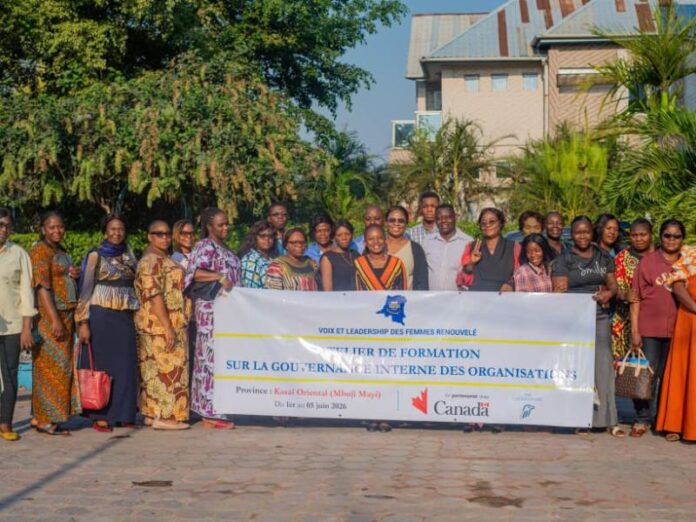 Participants lors d’une session de formation sur la gouvernance interne dans une salle de réunion à Mbuji-Mayi