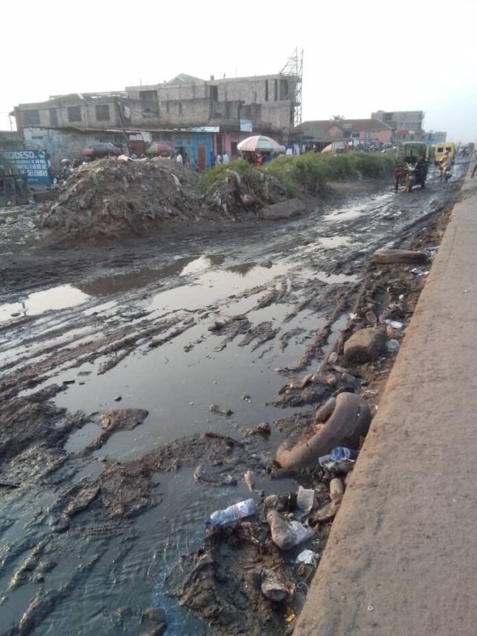 La boue extraite des caniveaux obstrue la chaussée entre Landu et la prison centrale de Makala, à Kinshasa