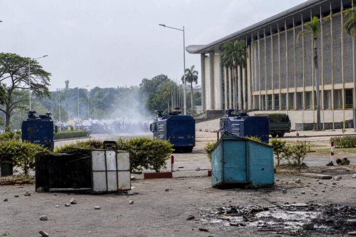 Manifestants de l'opposition affrontant forces de sécurité et Forces du Progrès devant le Palais du Peuple à Kinshasa