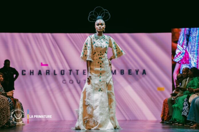 Mannequins défilant avec des créations en pagne et raphia lors du défilé de Charlotte Kambeya au Centre Culturel de Kinshasa.