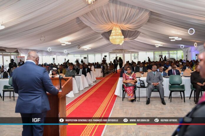 Participants au séminaire de l'IGF à Kinshasa, avec un intervenant au micro