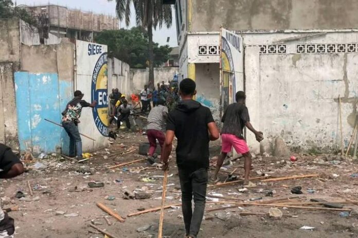 Bureaux politiques saccagés dans un siège de parti après une attaque à Kinshasa