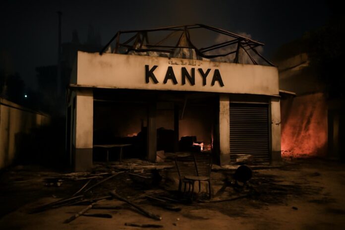 Restaurant Kanya partiellement détruit par les flammes à Kinshasa, avec des chaises et équipements brûlés