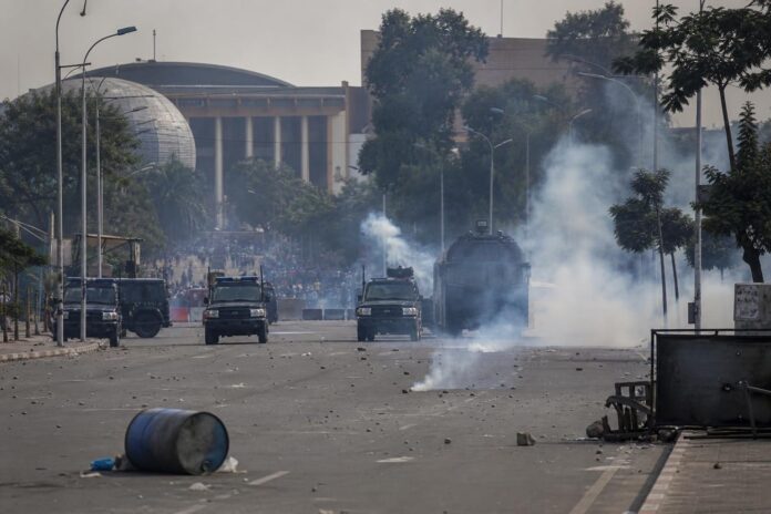 Des manifestants de l'opposition affrontent la police devant le Palais du Peuple à Kinshasa