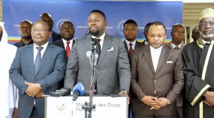 Salle de réunion officielle à Kinshasa avec documents de travail et sièges disposés pour une concertation sur les manifestations publiques