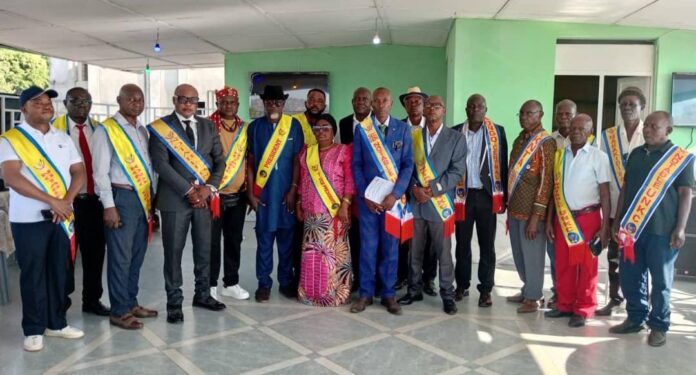 Groupe de notables Kongo réunis autour d'une table lors d'une assemblée consultative à Matadi