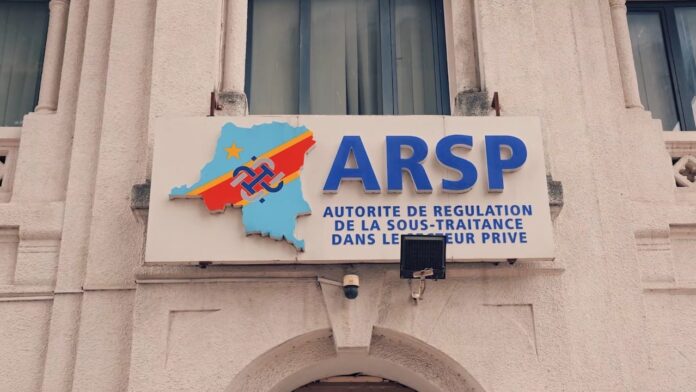Bureau administratif avec dossiers de plaintes, téléphone de service et ordinateur dans un cadre institutionnel sobre