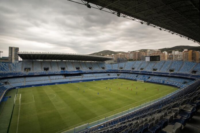 Terrain de football vide avec deux équipes s'affrontant, stade en Espagne, ambiance de match à huis clos