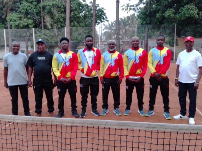 De jeunes joueurs de l'équipe nationale de football de la RDC descendant d'un avion à l'aéroport de Nairobi