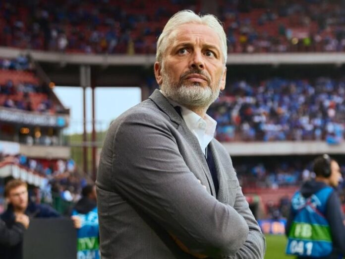 Sébastien Desabre au bord du terrain pendant un match des Léopards face à un adversaire international