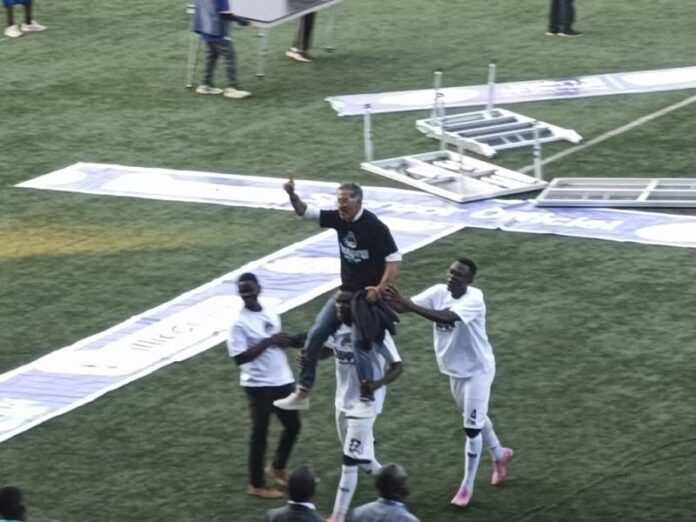 Joueurs du TP Mazembe celebrant le titre de champion sur la pelouse du stade de Kamalondo a Lubumbashi