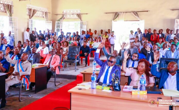 Salle de plénière d’une assemblée provinciale à Kabinda avec dossiers, micros et élus en session