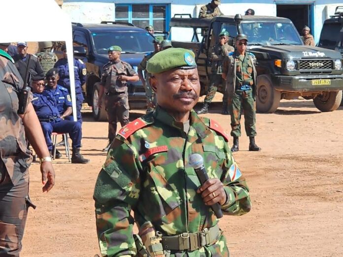 Militaires alignés lors d’une parade officielle dans une cour à Lubumbashi