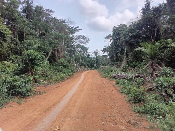 Réunion communautaire dans une salle à Kindu autour de la crise sécuritaire à Lubutu