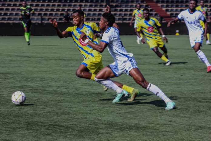 Joueurs de football sur le terrain lors du match Don Bosco contre Lupopo