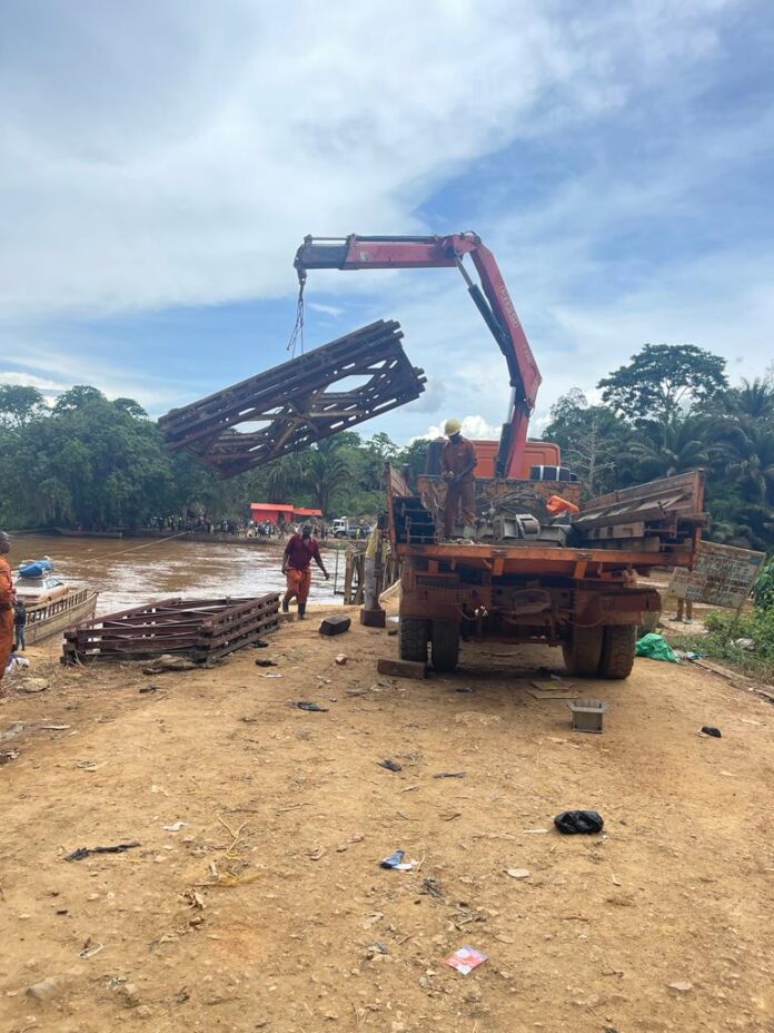 Pont effondré bloquant la route nationale 44 à Mambasa