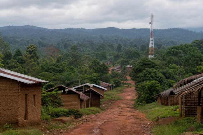 Paysage rural de Mambasa avec une antenne de téléphonie absente ou éloignée et une zone forestière exposée à l'insécurité