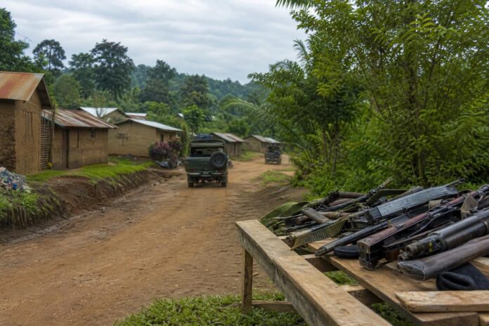 Militaires en patrouille dans un village rural d Ituri apres une operation contre des groupes armes