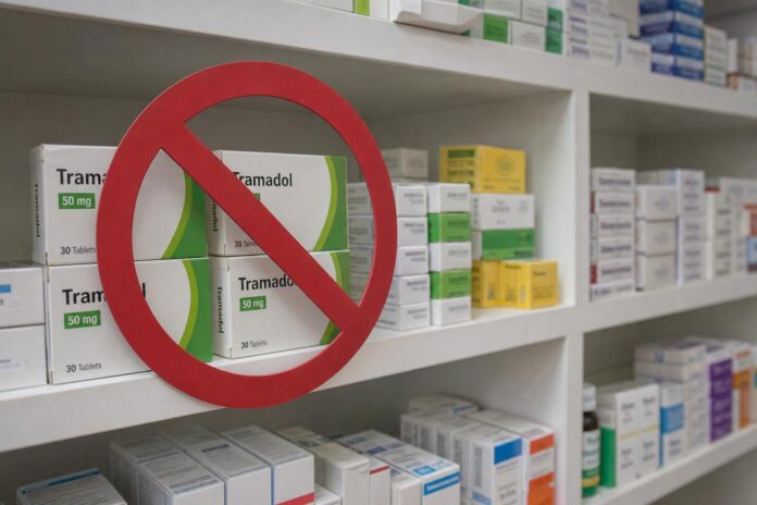 Boîtes de Tramadol sur une étagère de pharmacie avec un panneau d'interdiction