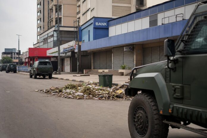 Jeunes en chasubles a l'effigie de Tshisekedi et Fwamba nettoient les rues avec presence policiere