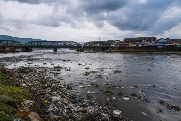 Cours d'eau pollué avec des déchets plastiques et ménagers à Matadi