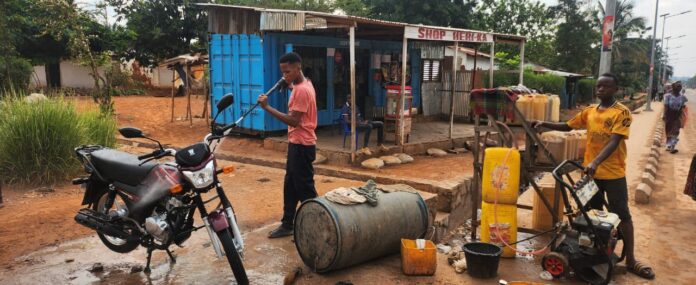 Jeunes laveurs de véhicules sur une avenue à Mbuji-Mayi