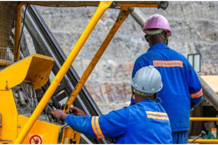 Site minier industriel avec engins, convoyeurs et installations d extraction dans un paysage congolais
