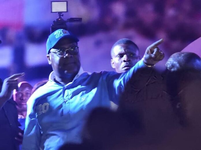 Félix Tshisekedi parlant aux joueurs du PSG dans les vestiaires de la Puskás Aréna