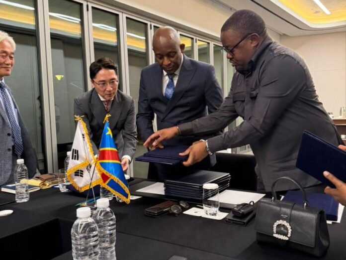Vue d'une zone côtière de Muanda avec installations énergétiques, terrain dégagé et infrastructure urbaine en développement