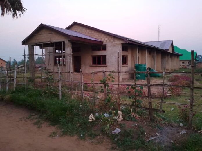 Chantier abandonné du bâtiment administratif du territoire de Mweka
