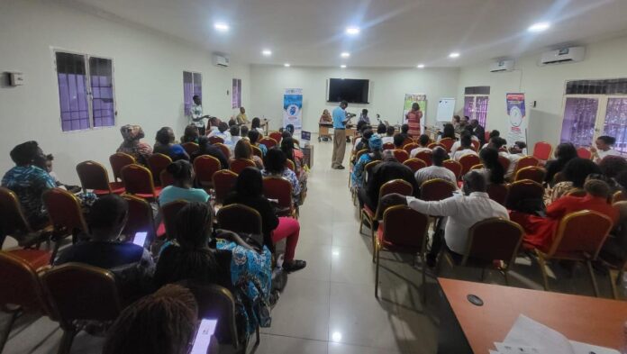 Une salle de conférence avec des jeunes Congolais participant au lancement des consultations nationales de la NGC à Kinshasa