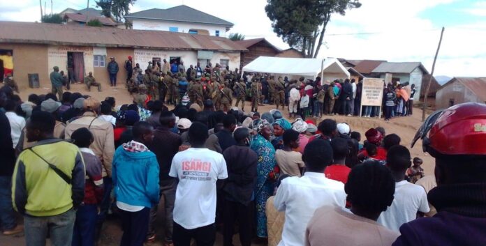 Salle d'audience militaire avec juges et accusés en tenue, audience publique à Kipese