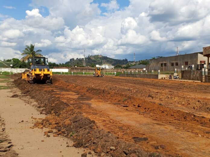 Chantier d'asphaltage à Butembo avec engins de construction