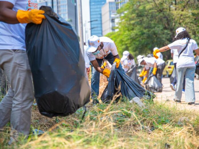 Agents d'Orange RDC ramassant des déchets dans les rues de la Gombe à Kinshasa