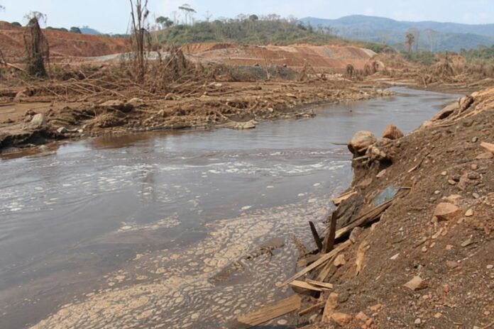 Rivière Musonoï polluée avec eau boueuse et déchets miniers dans la province du Lualaba