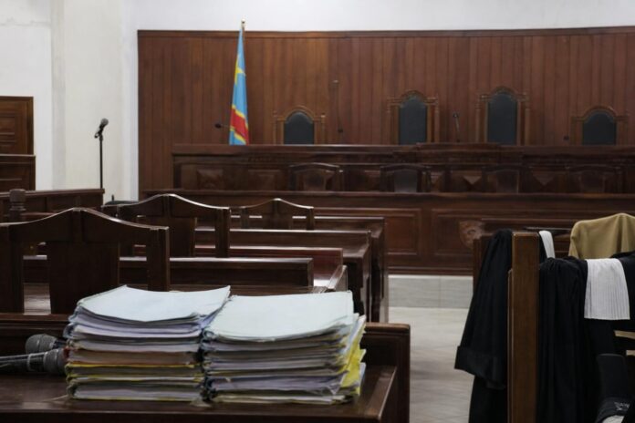 Salle d'audience de la Haute Cour militaire à Kinshasa avec juges et avocats