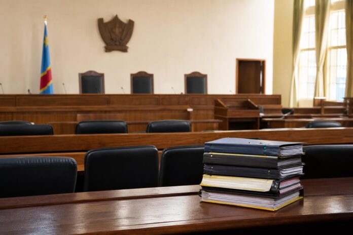 Tribunal militaire avec accusés et juges en uniforme