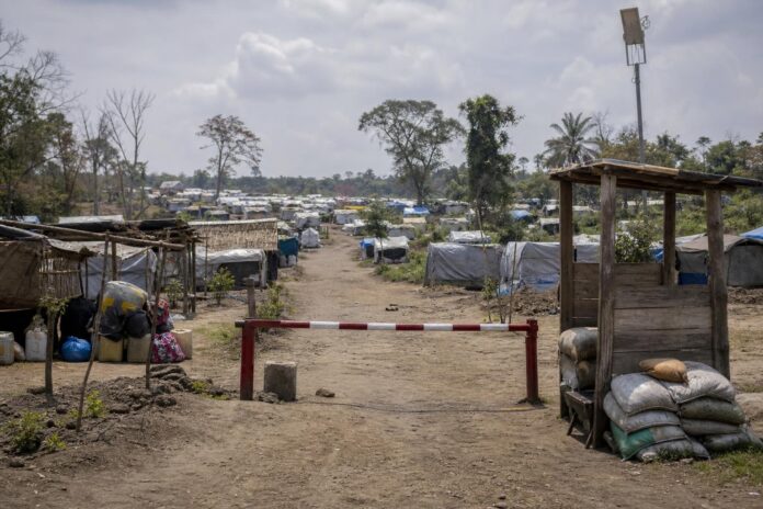 Abris de fortune et campement dense dans une zone frontalière isolée de Zapay avec une forte pression humanitaire