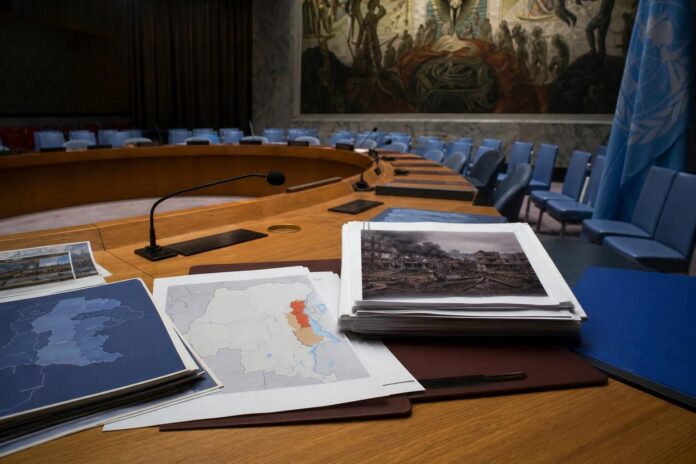 Salle du Conseil de sécurité de l ONU avec documents de briefing sur les violences au Nord-Kivu et en Ituri