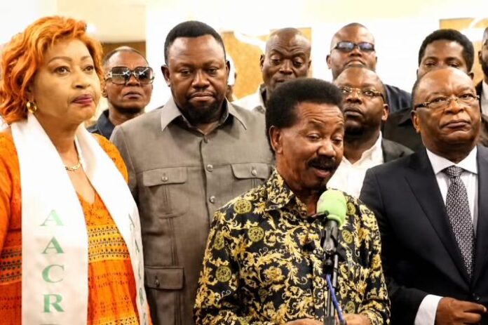 Christophe Mboso prenant la parole lors de la réunion du Cartel CRD à Kinshasa