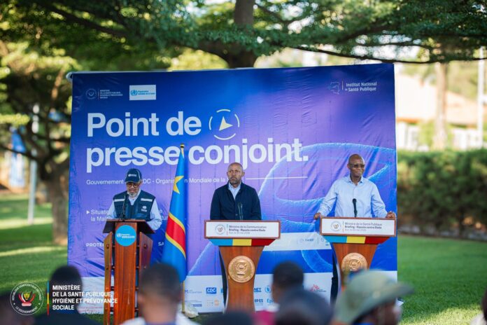 Personnel médical en tenue de protection lors d'essais cliniques contre Ebola à Bunia