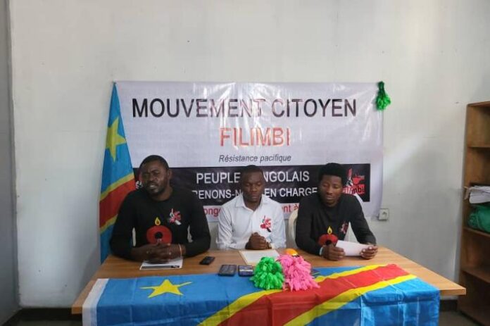 Membres du mouvement citoyen Filimbi tenant des banderoles lors d'une manifestation appelant à protéger la Constitution congolaise