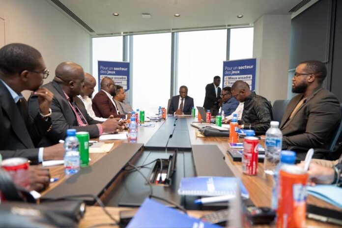 Interface de suivi des opérations de jeux d'argent sur des écrans d'ordinateur dans un bureau à Kinshasa