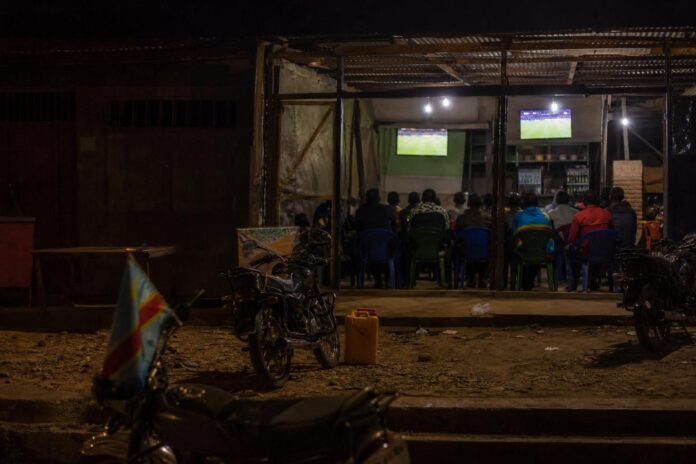 Supporters réunis de nuit à Walikale devant un écran pour suivre le match décisif entre la RDC et l’Ouzbékistan