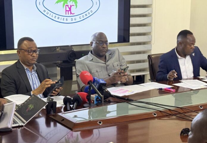 Dirigeant de PHC S.A. s'exprimant lors d'une conférence de presse à Kinshasa