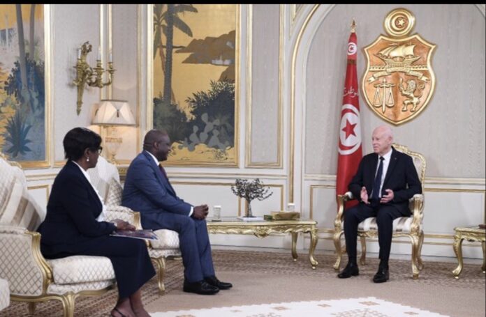 Rencontre diplomatique entre le ministre congolais Crispin Mbadu et le président tunisien Kaïs Saïed au Palais de Carthage pour soutenir la