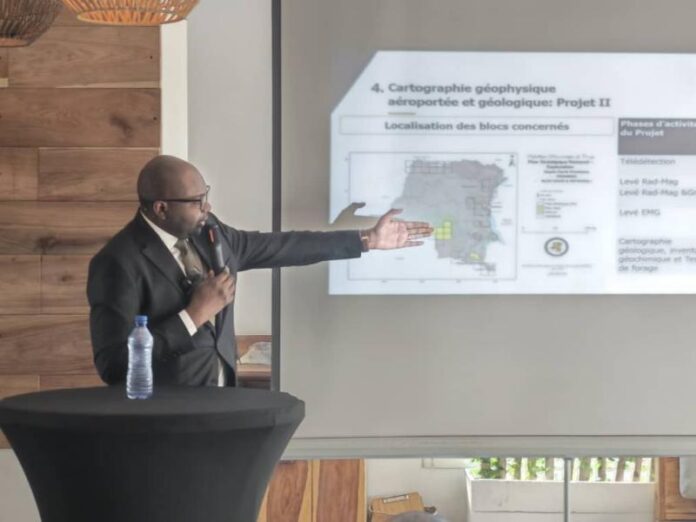 Vue aérienne d'un site de prospection géologique avec hélicoptères et équipements de survey au Katanga