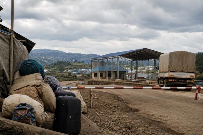 Poste frontalier de Kamanyola-Bugarama avec voies de transit et zone de passage encadree pour le retour des refugies