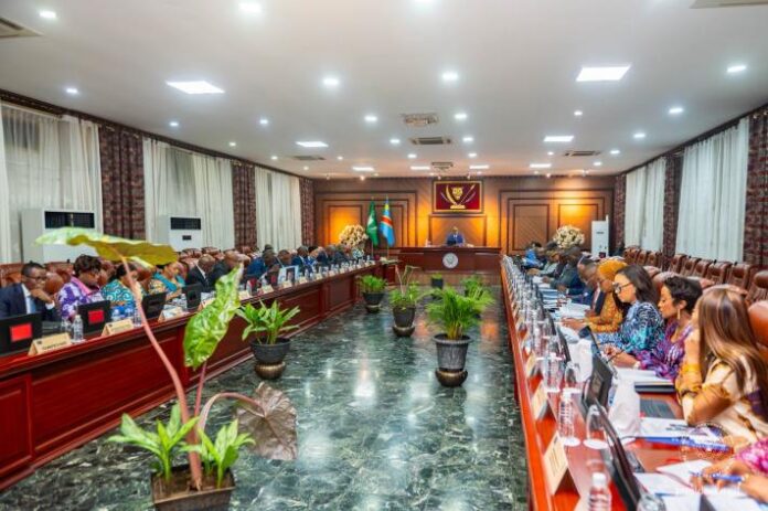 Président Félix Tshisekedi présidant une réunion du Conseil des Ministres à Kinshasa